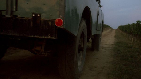 Voiture verte dans les vignes du Château Rauzan-Ségla